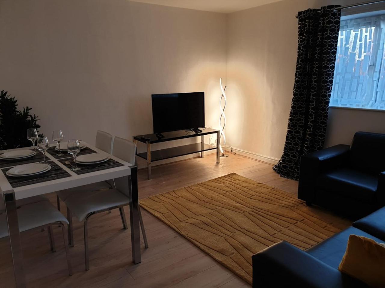 River Court Apartments Lets CBG Exteriör bild